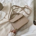 Bolsa crossbody feminina com padrão de crocodilo e aba inclinada. Alça superior e alça com fecho em pele PU 21 x 17 x 8 cm. Para levar 3