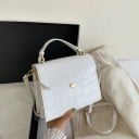 Bolsa crossbody feminina com padrão de crocodilo e aba inclinada. Alça superior e alça com fecho em pele PU 21 x 17 x 8 cm. Para levar 8