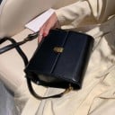Bolsa crossbody feminina em pele PU Forma retangular com aba Fecho metálico Alça ajustável com mosquetões Dimensões 18,5 x 18,5 x 10 cm 6