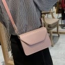 Bolsa crossbody feminina em pele PU Pequena bolsa de ombro com aba Alça larga ajustável com mosquetões Dimensões 19 x 6 x 14 cm 4