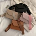 Bolsa crossbody feminina em pele PU Pequena bolsa de ombro com aba Alça larga ajustável com mosquetões Dimensões 19 x 6 x 14 cm 5