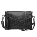Bolsa crossbody feminina preta em pele genuína com tachas e fitas trançadas Pompom decorativo Laço no pulso e alça ao ombro 24 x 17 x 3 cm 1