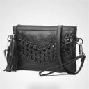 Bolsa crossbody feminina preta em pele genuína com tachas e fitas trançadas Pompom decorativo Laço no pulso e alça ao ombro 24 x 17 x 3 cm 3