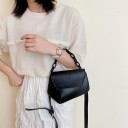 Bolsa de cintura feminina com aba e alça de corrente em destaque Alça ajustável com fivela Uso na cintura, ao ombro ou na mão Pele PU 21 x 9