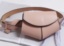 Bolsa de cintura feminina com aba para cinto Forma arredondada com bordas acabadas Cinto largo com fivela quadrada de cor dourada em pele PU 5