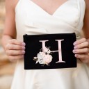 Bolsa de cosméticos feminina com inicial Letra rosa com motivo floral Bolsa de tecido preta com fecho de zip 14 x 22 cm Para maquilhagem e pequenos 8