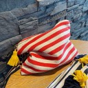 Bolsa de cosméticos feminina com padrão às riscas e pompom decorativo Estojo de tecido com fecho de correr e argola metálica para cosméticos 1