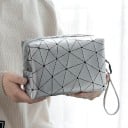 Bolsa de cosméticos feminina com padrão geométrico de triângulos. Bolsa de couro PU com fecho para maquilhagem e produtos de higiene, ideal 5