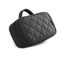 Bolsa de cosméticos feminina com pega Padrão acolchoado em losangos Material PVC e nylon Dimensões 12 x 8 x 20 cm Fecho de correr 4