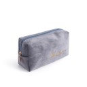 Bolsa de cosméticos feminina em veludo Forma quadrada Fecho com puxador redondo em dourado Inscrição decorativa dourada 20 x 11 x 9 cm 4