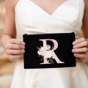Bolsa de cosméticos para mujer con inicial Letra rosa con motivo floral Bolsa de tela negra con cremallera 14 x 22 cm Para maquillaje y pequeños 18