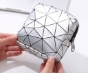 Bolsa de cosméticos para mujer con patrón geométrico de triángulos. Bolsa de piel PU con cremallera para maquillaje y productos de tocador, ideal 7