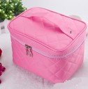 Bolsa de cosméticos para mujer en forma de estuche Nylon acolchado con patrón de rombos Asa en la tapa Cierre con dos deslizadores 22 x 5