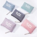 Bolsa de cosméticos plana para senhora com inscrição branca Tecido com riscas finas Fecho éclair com alça para abrir Cabe na mala 11 x 6