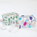 Bolsa de cosméticos transparente para mujer de PVC con un divertido estampado. Neceser con cremallera y correa para la muñeca 11 x 10,5 x 17 cm 4