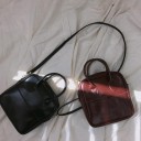 Bolsa de mano cuadrada para mujer Dos asas cortas y correa desmontable para el hombro Superficie brillante y lisa Cuero sintético 20 x 3