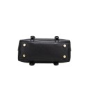 Bolsa de mão e ombro preta para senhora Formato rígido com fecho Superfície texturizada Alça com mosquetões Pés metálicos Dimensões 23 x 16 x 8,5 cm 3