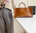 Bolsa de mão grande em estilo shopper de pele sintética Bolsa de mão com duas alças Parte superior aberta Superfície lisa Dimensões 35 x 19 x 2