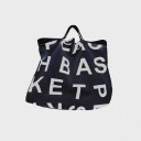 Bolsa de mujer con gran estampado de letras Lona y algodón Dimensiones 41 x 40 x 8 cm Asas cortas 8 cm Ribete negro en la parte superior 3