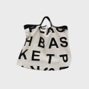 Bolsa de mujer con gran estampado de letras Lona y algodón Dimensiones 41 x 40 x 8 cm Asas cortas 8 cm Ribete negro en la parte superior 2