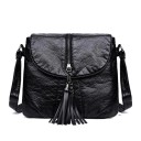 Bolsa de ombro crossbody feminina com pompom Pequena bolsa de pele sintética com aba e fecho com zíper Superfície macia e enrugada 24 x 22 x 6 cm 1