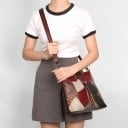 Bolsa de ombro feminina em couro verdadeiro Patchwork em tons de vinho e cinza Pompom decorativo Alça ajustável Bolsa com fecho 25 x 23 x 9 cm 5