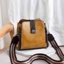 Bolsa de ombro feminina em pele PU Alça larga em riscas com mosquetões Faixa frontal com extremidade metálica Dimensões 22 x 19 x 11 5