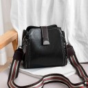 Bolsa de ombro feminina em pele PU Alça larga em riscas com mosquetões Faixa frontal com extremidade metálica Dimensões 22 x 19 x 11 2
