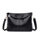 Bolsa de ombro feminina em pele sintética Bolsa menor com aba decorativa e fecho de zip Alça destacável com mosquetões metálicos 28 x 19 x 1
