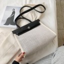 Bolsa de senhora a tiracolo 31 x 25 x 11 cm Estrutura de lona Aba com botão de metal Alça curta e alça longa Forma espaçosa 1