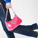 Bolsa de senhora a tiracolo com coração de pedras Aparência brilhante e lacada Alça com ilhoses e argolas Cor rosa 23 x 12 x 5 cm 4
