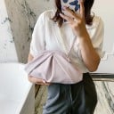 Bolsa de senhora a tiracolo com frente franzida e formato arredondado. Uso à mão e a tiracolo. Pele PU. Largura 32 cm. Altura 21 cm. 11