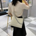 Bolsa de senhora a tiracolo em pele sintética com corrente prateada robusta e alça larga Formato suave e espaçoso 31 x 24 x 10 cm 5
