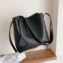 Bolsa de senhora a tiracolo em pele sintética Forma quadrada Balde Alça larga Pendente decorativo em forma de etiqueta Dimensões 25 x 25 x 5