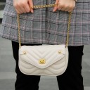 Bolsa de senhora acolchoada de ombro com aba Fecho rotativo dourado Corrente metálica Acolchoamento em ondas Couro sintético 20 x 13 x 6