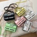 Bolsa de senhora crossbody com aba e inscrições marcantes Alça superior Fecho metálico Alça ajustável Pele PU 21,5 x 15 x 8 cm 7