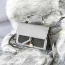 Bolsa de senhora crossbody com aba para usar à mão ou ao ombro Laço decorativo com pendente metálico Alça longa em pele PU 20 x 7,5 x 3