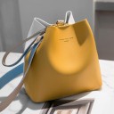 Bolsa de senhora crossbody em forma de saco com alça para o ombro Pele PU lisa Fecho em zip Alça larga em cor contrastante 21 x 21 x 13 6