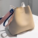 Bolsa de senhora crossbody em forma de saco com alça para o ombro Pele PU lisa Fecho em zip Alça larga em cor contrastante 21 x 21 x 13 3