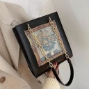 Bolsa de senhora em pele sintética com impressão de uma pintura em um quadro decorativo Duas alças com corrente dourada Preta Forma retangular 28,5 5