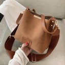 Bolsa de senhora em pele sintética para usar ao ombro Superfície mate com aparência de camurça Alça larga ajustável Fecho com zip 25 x 5