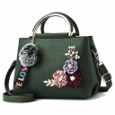 Bolsa de senhora para a mão com decoração floral Couro sintético Alças metálicas Pendente com pompom Alça de ombro Dimensões 24 x 18 x 1