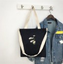 Bolsa de veludo para senhora com padrão de margaridas e bolso frontal. Bolsa com duas alças e alça longa com fivela 34 x 34 x 7 cm 2