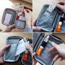 Bolsa de viagem para medicamentos e material de saúde Bolsos e alças elásticas no interior Fecho com zíper Cruz branca na parte frontal 5