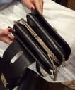 Bolsa feminina 2 em 1 com carteira no meio Duas bolsas com fecho Corrente removível Fecho metálico Couro PU 22 x 6 x 13 cm Preto 7