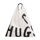 Bolsa feminina de formato triangular com grande impressão de letras Bolsa de lona com uma alça e forro castanho Dimensões 51 x 67 x 2 cm 1