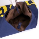 Bolsa feminina de formato triangular com grande impressão de letras Bolsa de lona com uma alça e forro castanho Dimensões 51 x 67 x 2 cm 5
