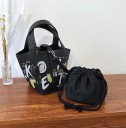Bolsa feminina em forma de cesto em pele sintética com impressão colorida de letras Duas alças Alça removível para o ombro Fecho metálico 14 x 3