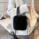 Bolsa feminina peluda em forma de saco 13 x 20 x 16 cm Fecho por cordão Alça longa com fivela Uso à tira-colo ou à mão 2