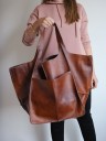 Bolsa grande de senhora a tiracolo com alças largas Bolso frontal espaçoso Bolso interior com fecho Forma suave Couro sintético 28 x 2